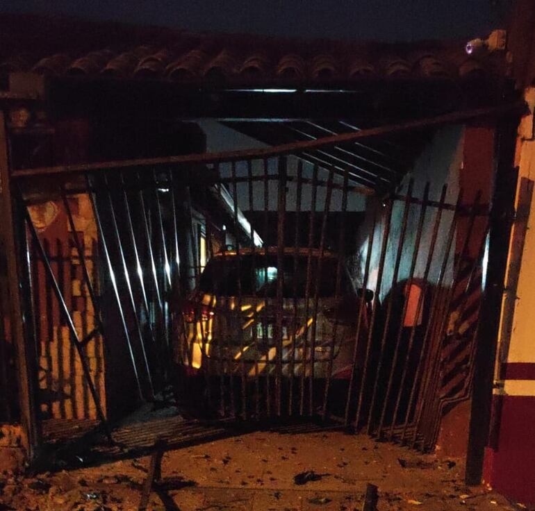Imagen de la vivienda atacada con explosivos en Fernando de la Mora.