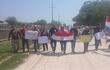 Los manifestantes pedían camino de todo tiempo, y que sea escuchado el clamor de los chaqueños, ayer en la localidad de Toro Pampa en el Alto Paraguay.