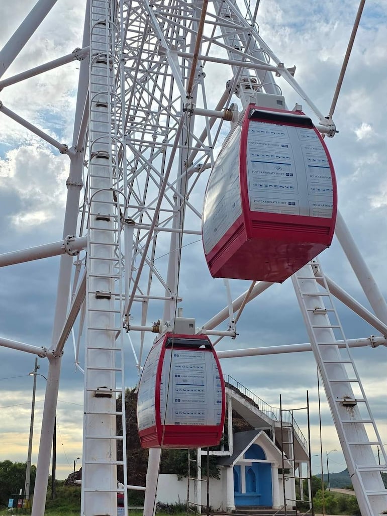 Las 18 cabinas de la Rueda Gigante, instalada en el Cerro Perõ de Paraguarí, estarán totalmente climatizadas y contarán con conexión wifi y sistema de sonido.