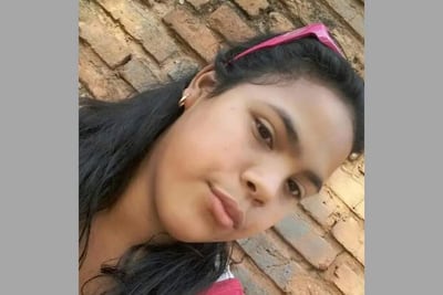 Pabla Beatriz Pereira Jara, con expresión serena y cabello rizado, en un entorno neutral y tranquilo.