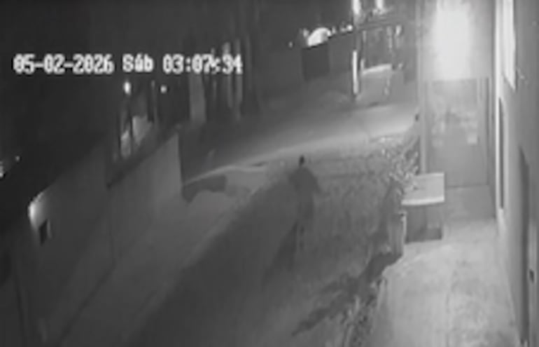 Varias cámaras de seguridad instaladas en las cercanías del lugar captaron el momento del brutal y mortal ataque.