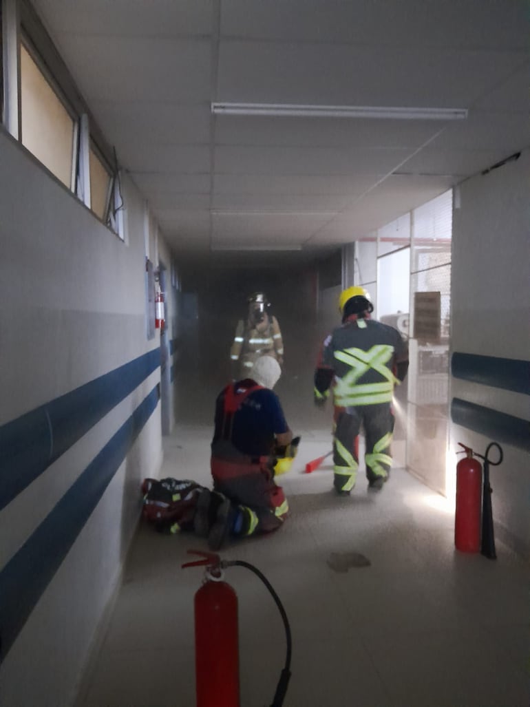 Bomberos trabajan en el subsuelo del Hospital Central donde está tarde se registró un principio de incendio.