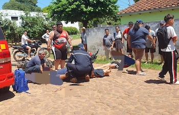 Los jóvenes que iban al colegio resultaron heridos en choque entre motocicletas.