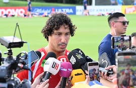 El defensor de la selección paraguaya, José Canale habla con los medios en zona mixta previo al duelo ante Francia por los octavos de final del Mundial 2026.