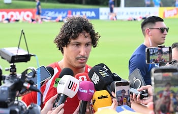 El defensor de la selección paraguaya, José Canale habla con los medios en zona mixta previo al duelo ante Francia por los octavos de final del Mundial 2026.