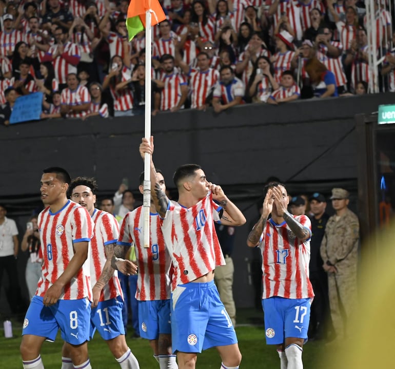 El delantero de la selección paraguaya, Miguel Almirón levanta el banderín del córner para celebrar su tanto en el amistoso ante Nicaragua, acompañado por los demás albirrojos.