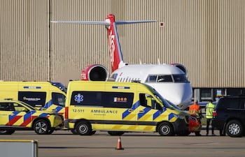 Una ambulancia espera en el aeropuerto de Schipol, cerca de Ámsterdam, Países Bajos.