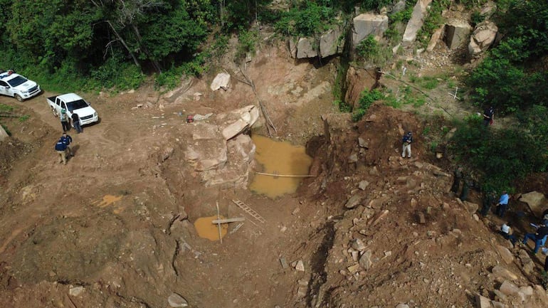 Investigan excavación irregular que sería utilizada para explotación minera en Independencia.