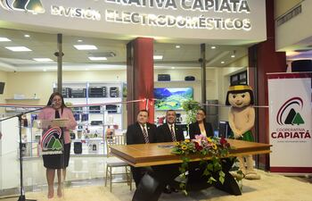 Elena Gómez, Enrique Vargas, César Rivas Ovelar y Carolina Riveros durante la presentación.