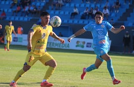 El atacante del Deportivo Capiatá, Héctor "Pipo" Lezcano se perfila para sacar el disparo ante la presencia cercana del zaguero Igor Centurión. (Foto: @IntermediaAPF)