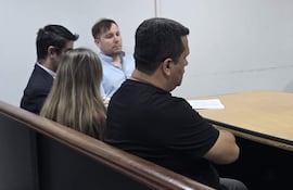 La odontóloga Sandra Marcela Obertino Leguizamón (de espalda), el anestesista Adrián Cayetano García y el endodoncista Vicente Damián Cabrera Godoy, los condenados por la muerte de Thirza Belén.