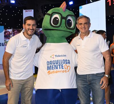 Víctor Ibarrola y Vicente Scavone junto con Dragoncín, mascota de la maratón solidaria.