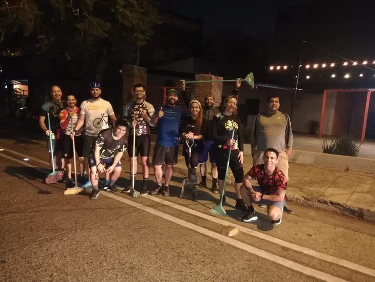 Un grupo de ciclistas se concentró anoche para limpiar un tramo de la bicisenda de Asunción.