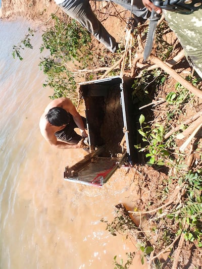 Parte del cajero automático que fue recuperado de las aguas del río Paraná.