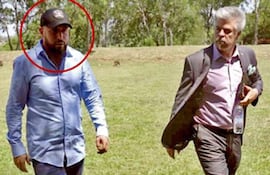 Arnaldo Giuzzio, entonces ministro del Interior, recorre la sede de la Agrupación Especializada con el presunto narcotraficante Marcus Vinicius Espíndola.