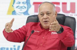El ministro de Relaciones Interiores, Justicia y Paz de Venezuela, Diosdado Cabello, habla durante una conferencia de prensa del Partido Socialista Unido de Venezuela (Photo by Pedro MATTEY / AFP)