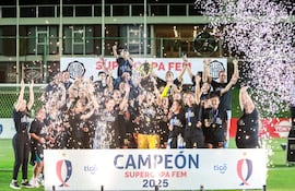 Momento en que las jugadoras de Olimpia celebran con el trofeo arriba la Supercopa Femenina 2025.