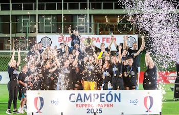 Momento en que las jugadoras de Olimpia celebran con el trofeo arriba la Supercopa Femenina 2025.
