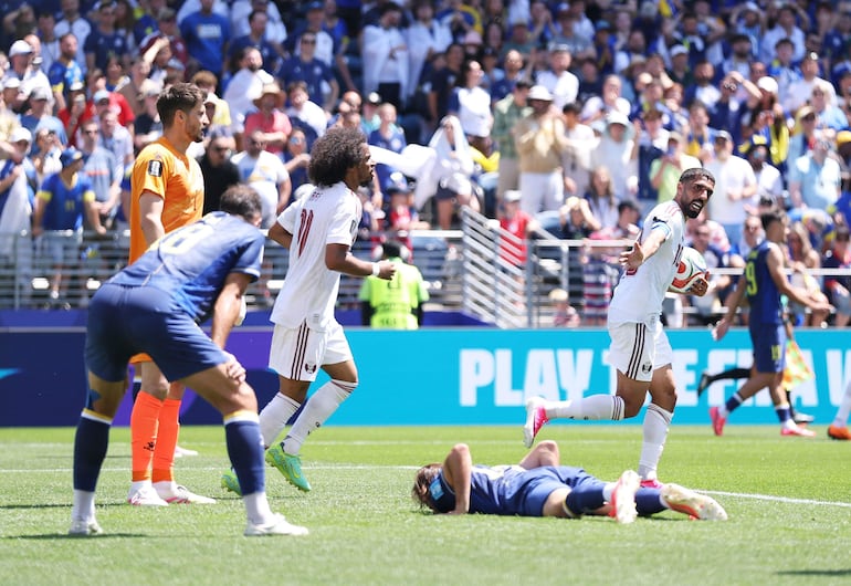 Hassan Alhaydos (#10) de Catar celebra el tanto del descuento ante Bosnia y Herzegovina.