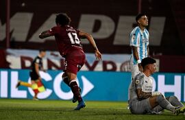 El paraguayo José Canale, futbolista de Lanús, festeja un gol en el partido frente a Atlético Tucumán por la fecha 16 del torneo Clausura 2025 de la Liga Profesional de Argentina en el estadio Ciudad de Lanús, en Lanús, Argentina.
