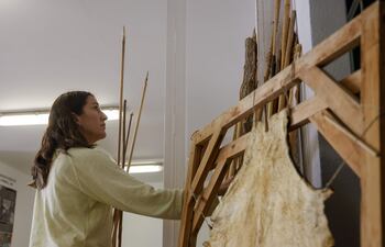 ¿A qué olía una vivienda del Paleolítico? ¿Cómo sonaba una flauta fabricada hace 400.000 años? Oler, escuchar o tocar el pasado más remoto es posible gracias a una disciplina conocida como arqueología experimental en la que España tiene a científicos punteros.