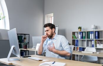 Imagen de referencia: un hombre tosiendo sin tapabocas.
