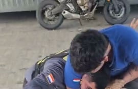 Un motociclista y un ante de la Patrulla Caminera en una pelea.