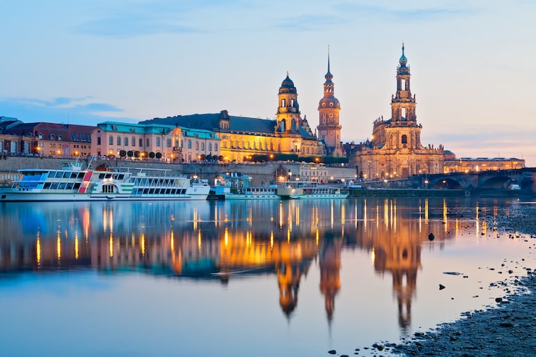 Vista panorámica de la ciudad vieja de Dresde al atardecer, Alemania.