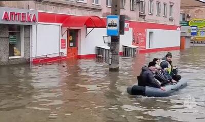 Una foto tomada de un vídeo distribuido por el Ministerio de Situaciones de Emergencia de Rusia muestra a residentes en un barco en una calle inundada en Orsk, región de Orenburg, Rusia.
