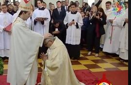 Momento en que el nuncio Vicenzo Turturro imparte la bendición episcopal a Mons. Marcelo Benítez.