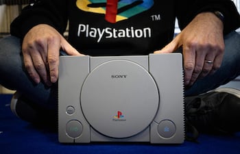 El coleccionista francés de PlayStation, Cyril, posa con una PlayStation 1 en su casa de Vraiville, el 20 de noviembre de 2024. El 1 de julio de 2026, Sony anunció que dejará de lanzar nuevos videojuegos para PlayStation en formato de disco a partir de enero de 2028, debido al cambio en las preferencias de los consumidores.