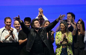 El presidente de Argentina, Javier Milei (C) durante el cierre de campaña de su partido La Libertad Avanza, en Buenos Aires.