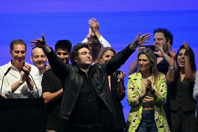 El presidente de Argentina, Javier Milei (C) durante el cierre de campaña de su partido La Libertad Avanza, en Buenos Aires.