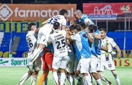 Celebración de los jugadores luqueños que se encontraban en cancha junto a los suplentes, luego de la conversión de uno de los goles para la emocionante victoria en Itauguá.