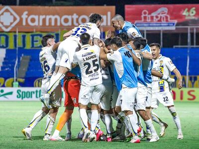 Celebración de los jugadores luqueños que se encontraban en cancha junto a los suplentes, luego de  la conversión de uno de los goles para la emocionante  victoria en Itauguá.