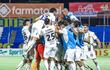 Celebración de los jugadores luqueños que se encontraban en cancha junto a los suplentes, luego de la conversión de uno de los goles para la emocionante victoria en Itauguá.