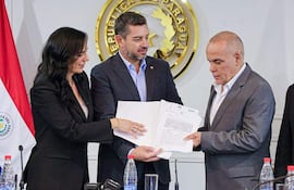 La ministra de Obras Públicas, Claudia Centurión, el vicepresidente, Pedro Alliana y el presidente del Senado, Basilio "Bachi" Núñez presentan el proyecto del Corredor Sur-Oeste Pilar–Yabebyry.para el Corredor Sur-Oeste Pilar–Yabebyry.