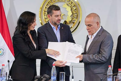 La ministra de Obras Públicas, Claudia Centurión, el vicepresidente, Pedro Alliana y el presidente del Senado, Basilio "Bachi" Núñez presentan el proyecto del Corredor Sur-Oeste Pilar–Yabebyry.para el Corredor Sur-Oeste Pilar–Yabebyry.