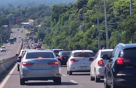 Miles de paraguayos se encuentran atrapados en un embudo vehicular que se extiende desde Itauguá hasta Ypacaraí.