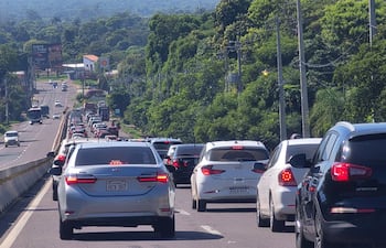 Miles de paraguayos se encuentran atrapados en un embudo vehicular que se extiende desde Itauguá hasta Ypacaraí.