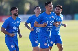 Omar Alderete (i), Miguel Almiron (2i), Fabian Balbuena (c) y Gabriel Ávalos de la selección paraguaya de fútbol, participan en un entrenamiento este sábado en el Centro de Alto Rendimiento (Carde) en Ypané (Paraguay).