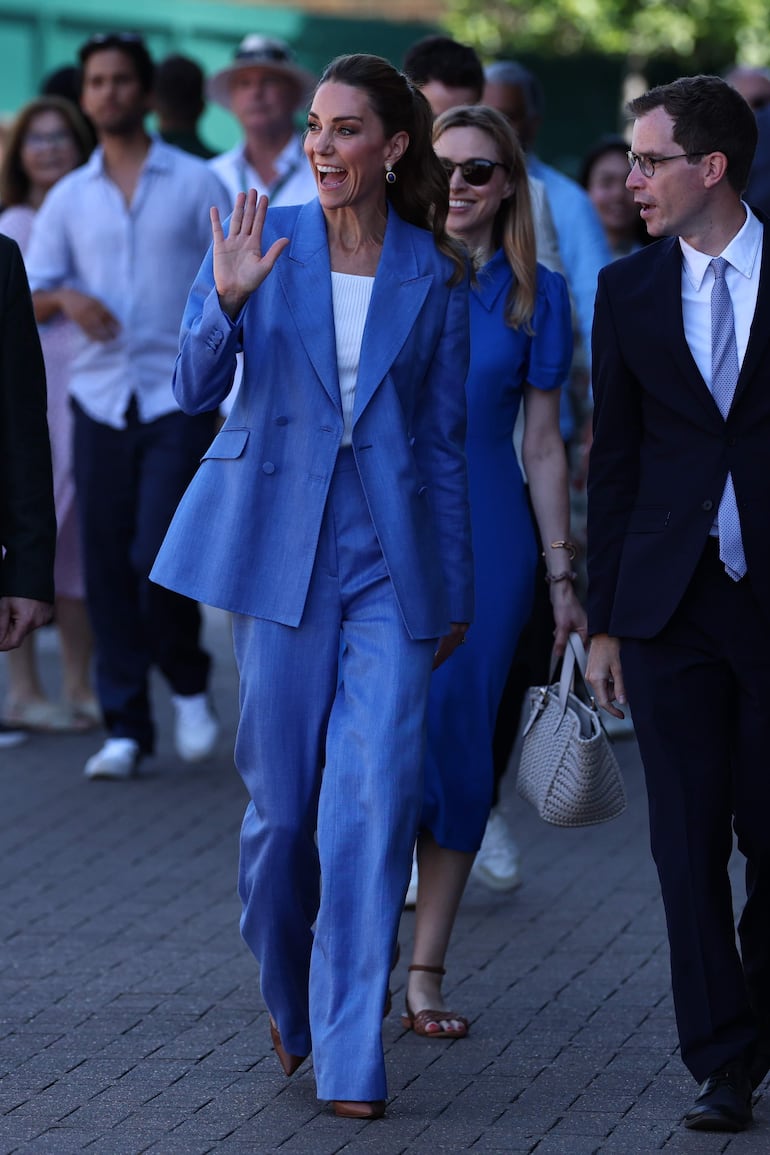 Así de elegante llegó Kate Middleton a Wimbledon hoy jueves 2 de julio. (EFE/EPA/NEIL HALL)