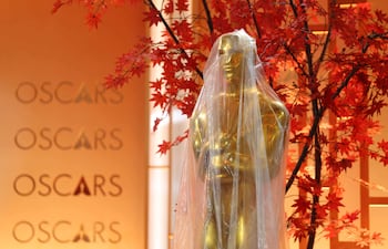 Una estatuilla decorativa de los premios Óscar, cubierta con plástico, durante los preparativos de la ceremonia que se realizará este domingo en el Dolby Theater de Los Ángeles.