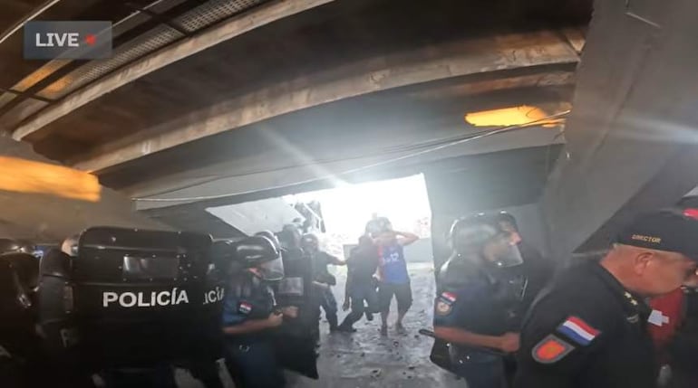 Vídeo: así se vivieron los incidentes del Superclásico desde la “bodycam” del policía José Jiménez