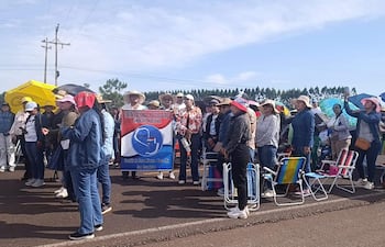 Los docentes cerraron en forma intermitente la ruta PY03 en la zona de Santaní hasta el mediodía de este martes.