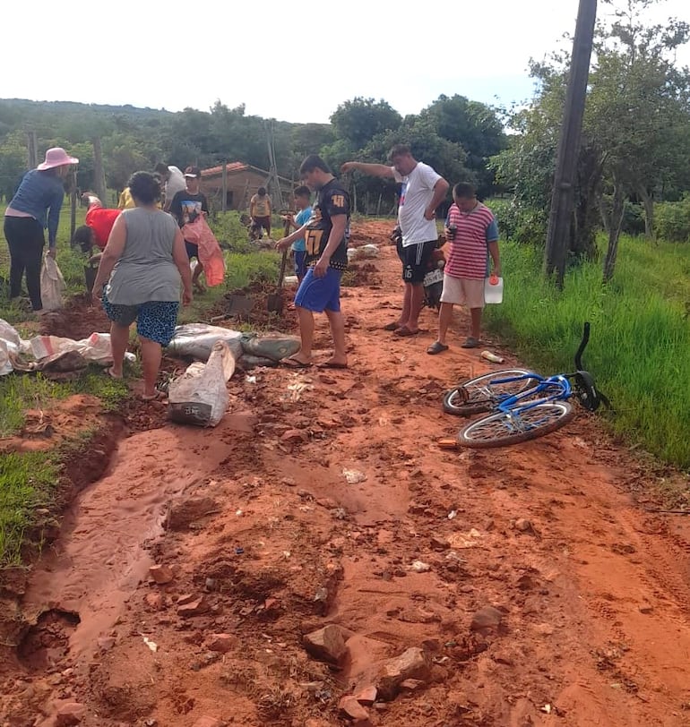 Un sector de la compañía Tajy Punta había salido a reparar y espera que llegue el empedrado.