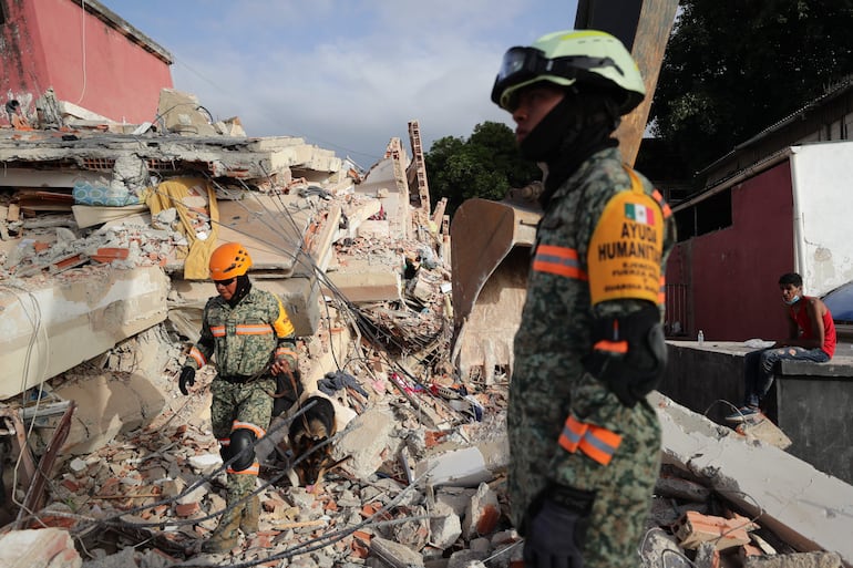 Más de 1.600 rescatistas llegan a Venezuela, devastada por doble terremoto - Mundo