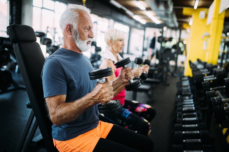 Adultos mayores en el gimnasio.