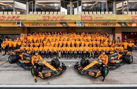 El equipo McLaren posa en la previa del Gran Premio de Abu Dabi, en el que peleará por el título de constructores y el subcampeonato de pilotos para Lando Norris.