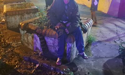 Uno de los adictos fue baleado en el muslo por el desconocido.